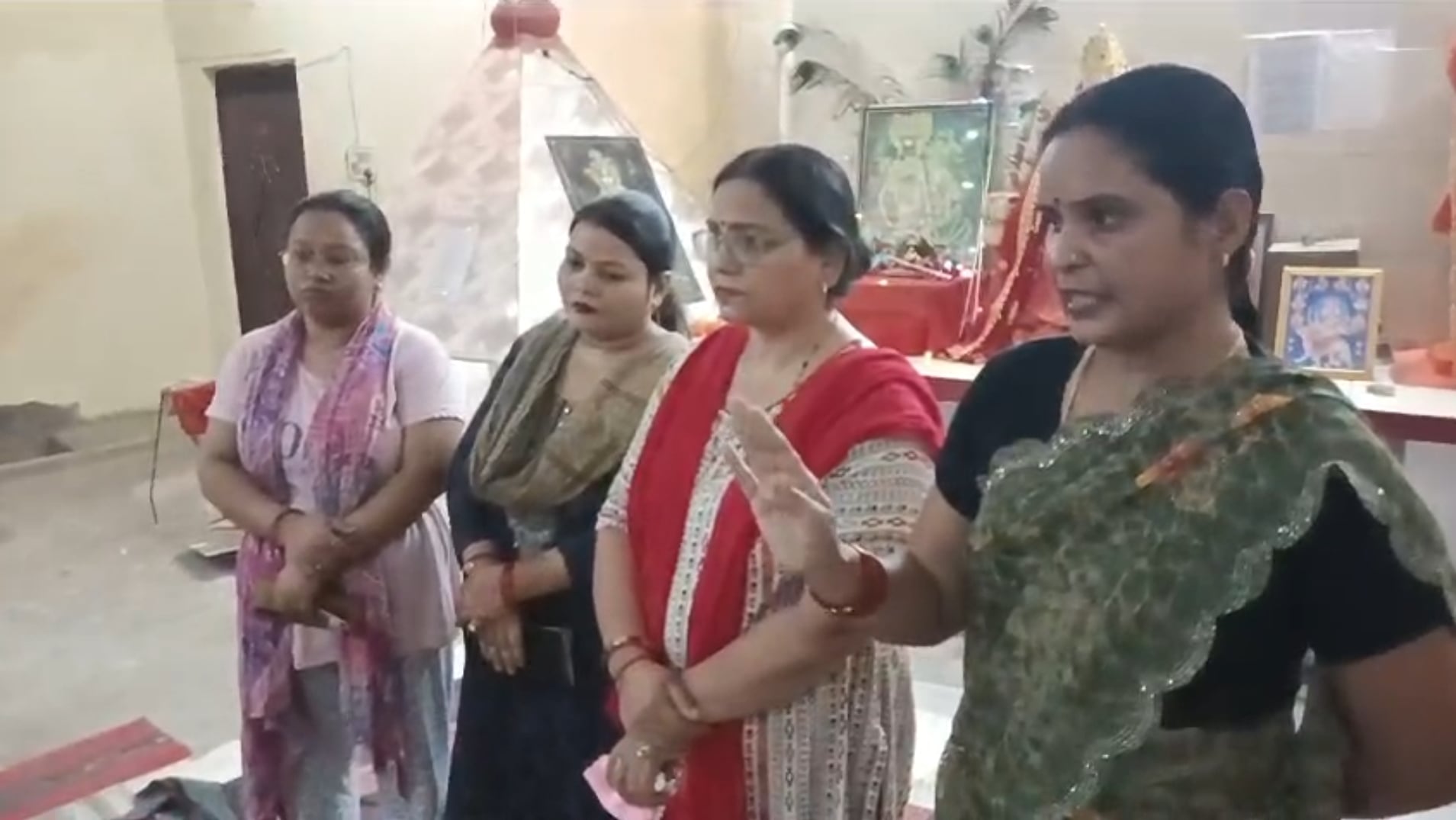 बैठक में बोलते लोग। बैठक में बोलते लोग।