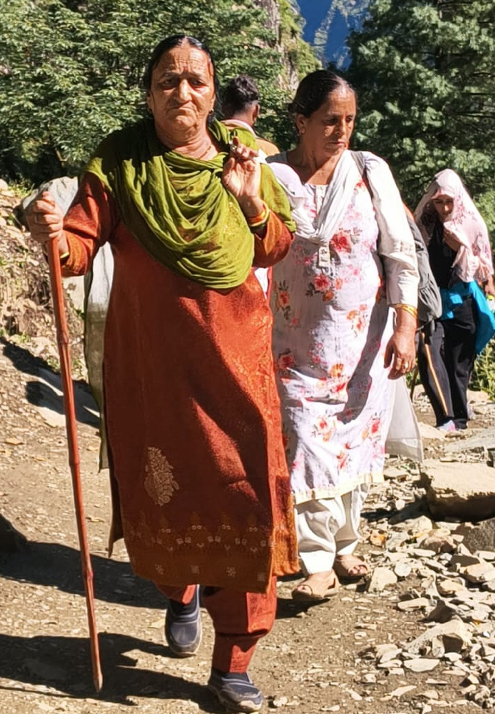 चंबा में मणिमहेश यात्रा के दौरान गौरी कुंड के पास चढ़ाई चढ़ते श्रद्धालु। संवाद चंबा में मणिमहेश यात्रा के दौरान गौरी कुंड के पास चढ़ाई चढ़ते श्रद्धालु। संवाद