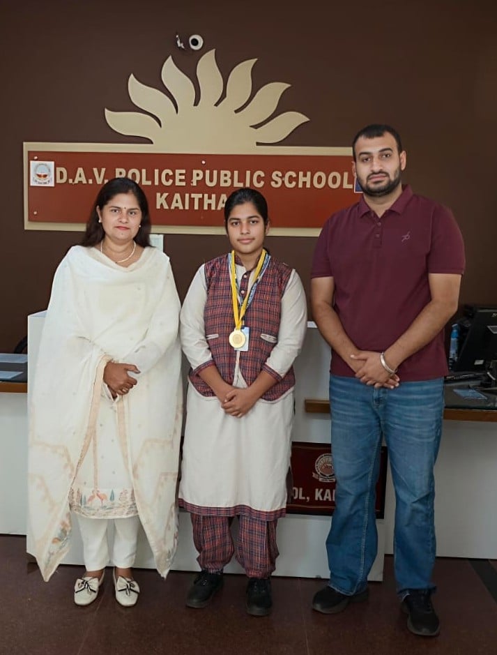 छात्रा खिलाड़ी नैना प्राचार्या अंजु गंभीर के साथ। विज्ञप्ति छात्रा खिलाड़ी नैना प्राचार्या अंजु गंभीर के साथ। विज्ञप्ति