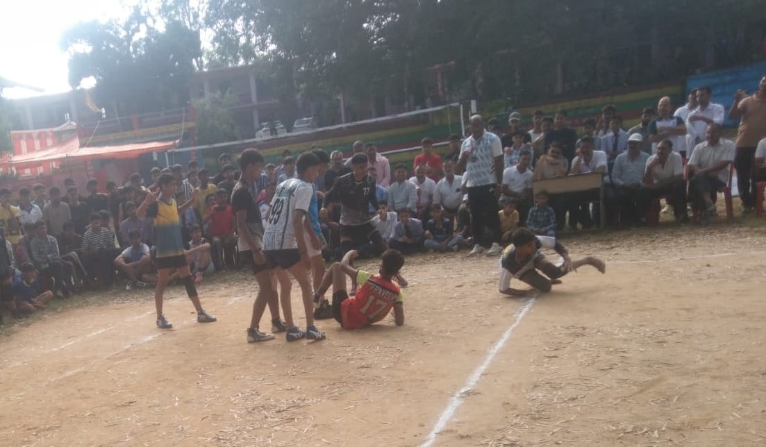 डंगार स्कूल में चल रही जिला स्तरीय खेलकूद प्रतियोगिता में कबड्डी में दमखम दिखाते हुए खिलाड़ी। डंगार स्कूल में चल रही जिला स्तरीय खेलकूद प्रतियोगिता में कबड्डी में दमखम दिखाते हुए खिलाड़ी।