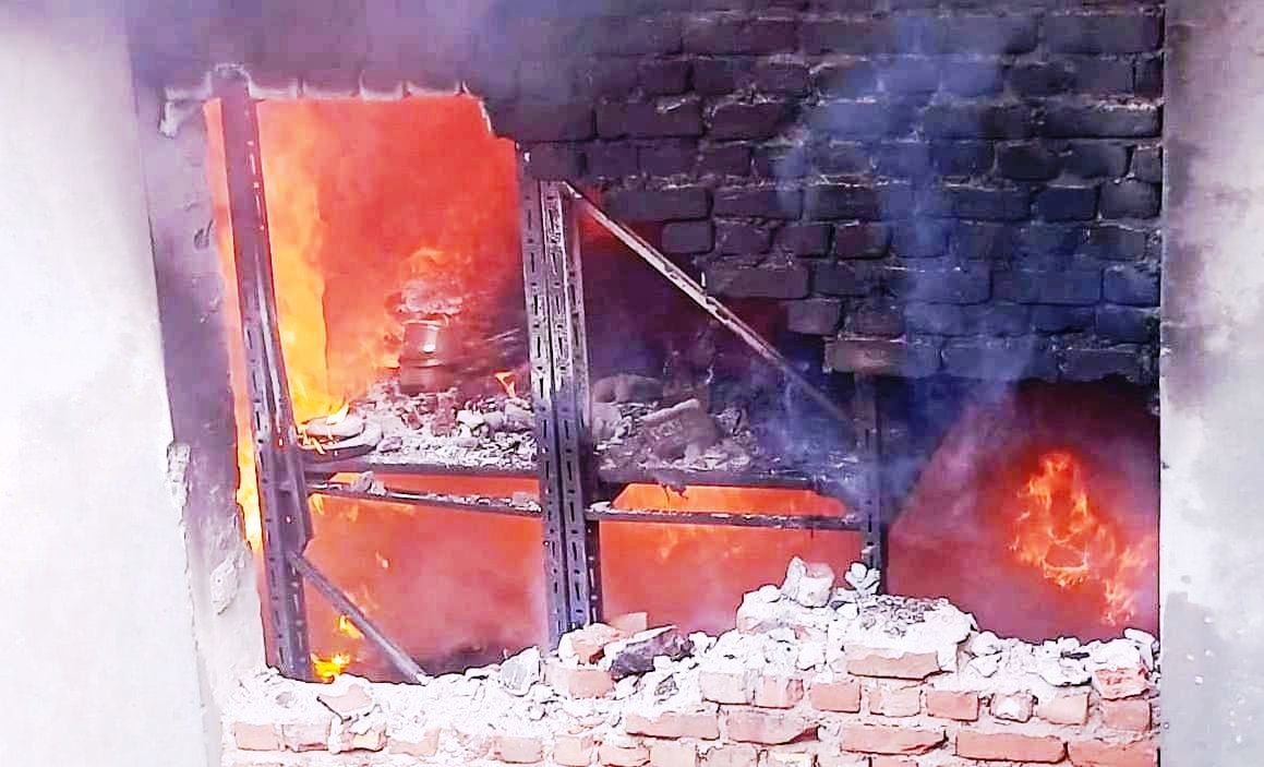 फोटो 12 - विशाल मेगा मार्ट में आग लगने के बाद बैरीकेड लगवाकर वाहनों को रोकते यातायात पुलिस । स फोटो 12 - विशाल मेगा मार्ट में आग लगने के बाद बैरीकेड लगवाकर वाहनों को रोकते यातायात पुलिस । स