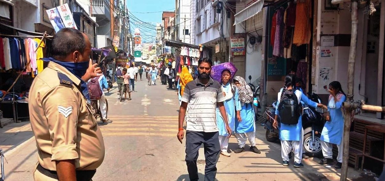फोटो 12 - विशाल मेगा मार्ट में आग लगने के बाद बैरीकेड लगवाकर वाहनों को रोकते यातायात पुलिस । स फोटो 12 - विशाल मेगा मार्ट में आग लगने के बाद बैरीकेड लगवाकर वाहनों को रोकते यातायात पुलिस । स