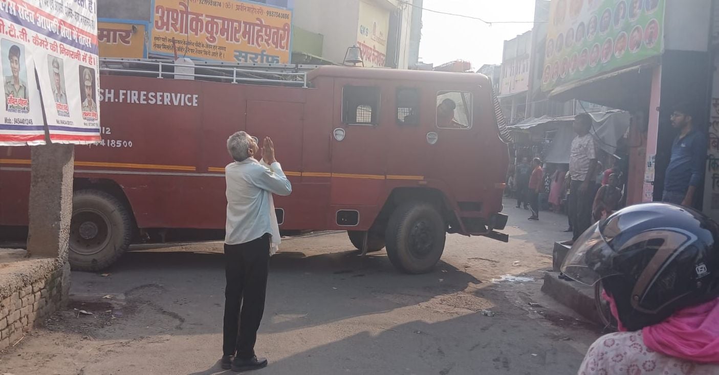 फोटो 12 - विशाल मेगा मार्ट में आग लगने के बाद बैरीकेड लगवाकर वाहनों को रोकते यातायात पुलिस । स फोटो 12 - विशाल मेगा मार्ट में आग लगने के बाद बैरीकेड लगवाकर वाहनों को रोकते यातायात पुलिस । स