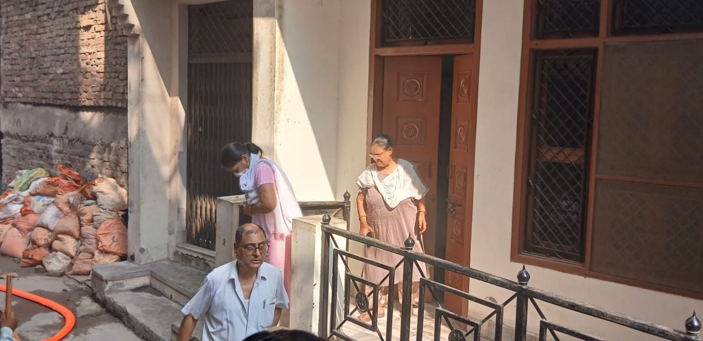 फोटो 12 - विशाल मेगा मार्ट में आग लगने के बाद बैरीकेड लगवाकर वाहनों को रोकते यातायात पुलिस । स फोटो 12 - विशाल मेगा मार्ट में आग लगने के बाद बैरीकेड लगवाकर वाहनों को रोकते यातायात पुलिस । स