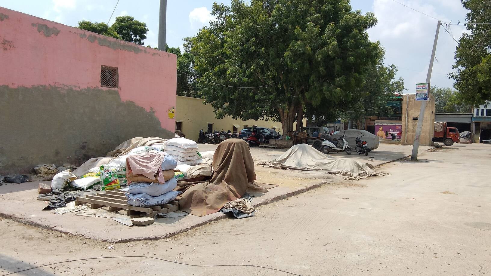 फोटा -55 मंडी के बाथरूम में पड़ी शराब और शीतल पेय की बोतल। संवाद फोटा -55 मंडी के बाथरूम में पड़ी शराब और शीतल पेय की बोतल। संवाद