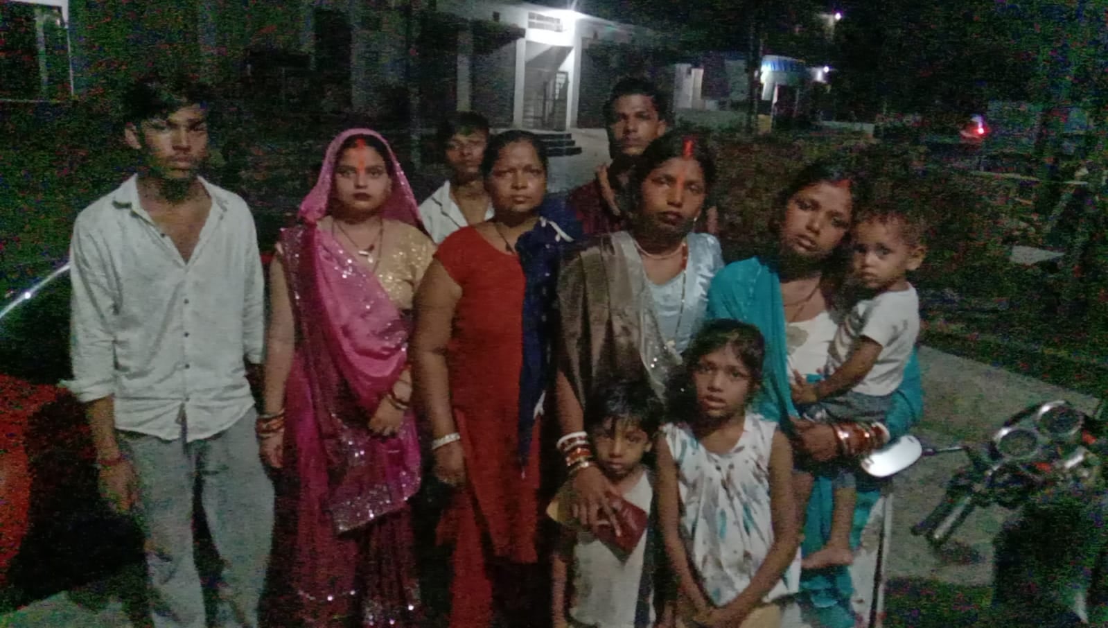 फोटो :: सोनीपत के गांव सेवली में जींस फैक्टरी कर्मी की हत्या के बाद एकत्रित ग्रामीण। संवाद फोटो :: सोनीपत के गांव सेवली में जींस फैक्टरी कर्मी की हत्या के बाद एकत्रित ग्रामीण। संवाद