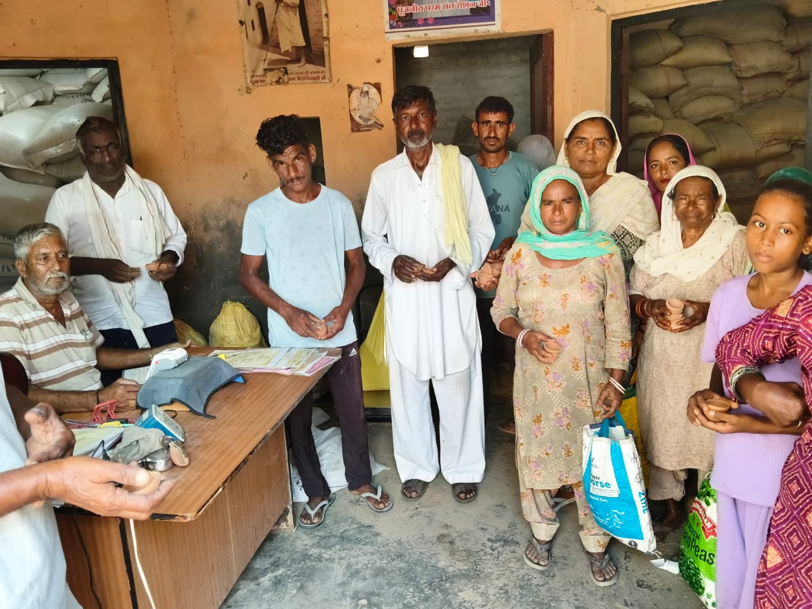 फतेहाबाद। राशन डिपो पर पात्र परिवारों को दिये देते डिपाे संचालक। विभाग फतेहाबाद। राशन डिपो पर पात्र परिवारों को दिये देते डिपाे संचालक। विभाग