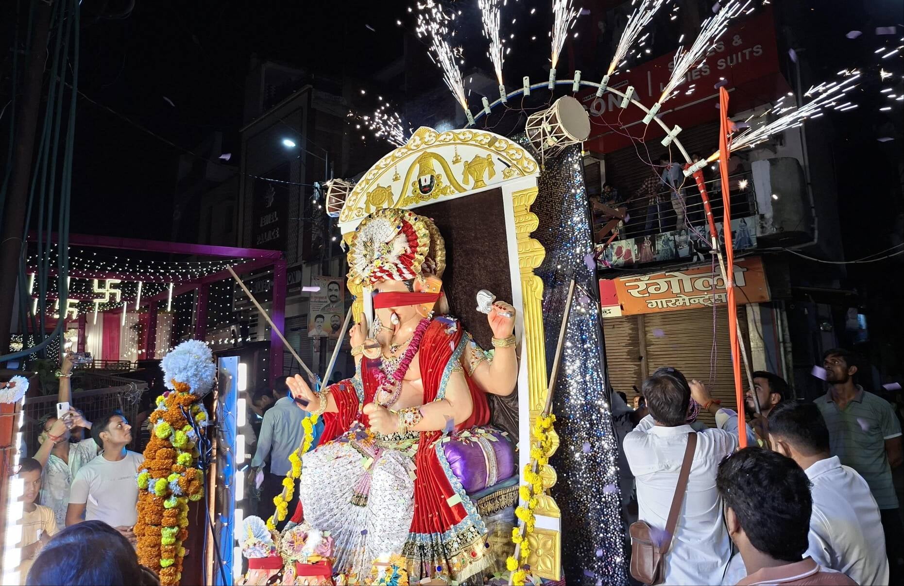 गोंडा के पंडालों में विराजे गणपति बप्पा। संवाद गोंडा के पंडालों में विराजे गणपति बप्पा। संवाद