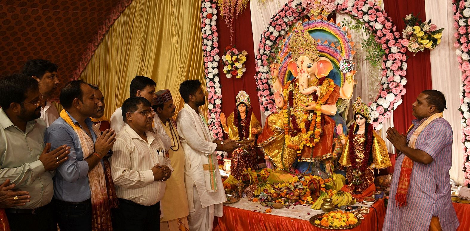 गजानन के दरबार में उमड़े श्रद्धालु, पंडालों में लगी भक्तों की कतार गजानन के दरबार में उमड़े श्रद्धालु, पंडालों में लगी भक्तों की कतार
