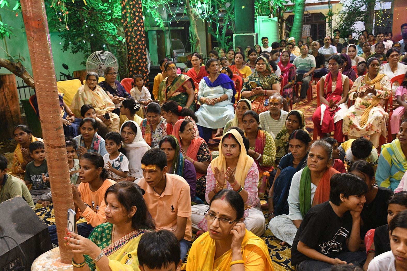 गजानन के दरबार में उमड़े श्रद्धालु, पंडालों में लगी भक्तों की कतार गजानन के दरबार में उमड़े श्रद्धालु, पंडालों में लगी भक्तों की कतार