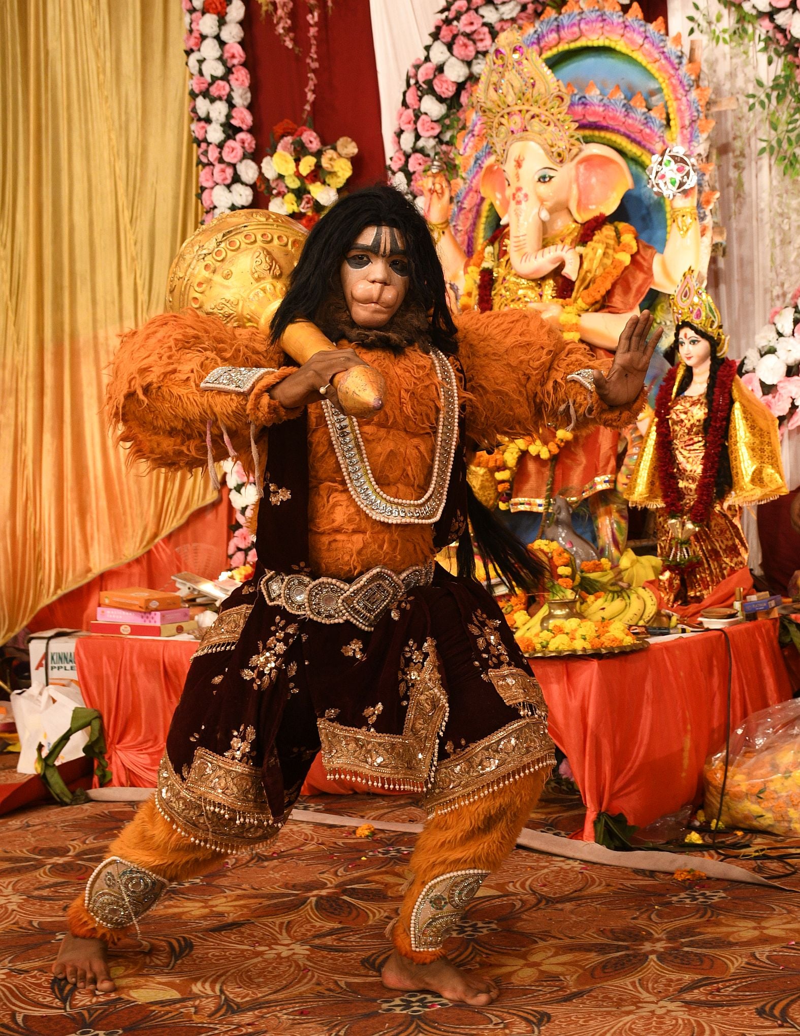 गजानन के दरबार में उमड़े श्रद्धालु, पंडालों में लगी भक्तों की कतार गजानन के दरबार में उमड़े श्रद्धालु, पंडालों में लगी भक्तों की कतार