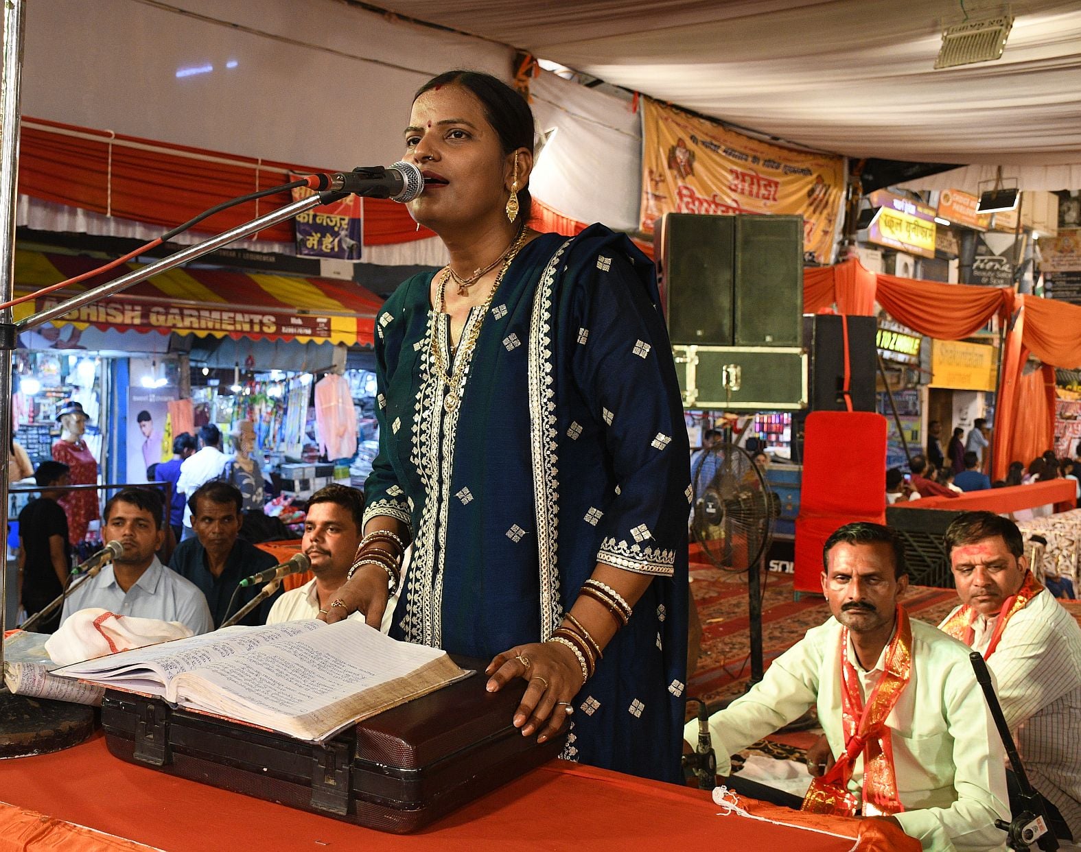गजानन के दरबार में उमड़े श्रद्धालु, पंडालों में लगी भक्तों की कतार