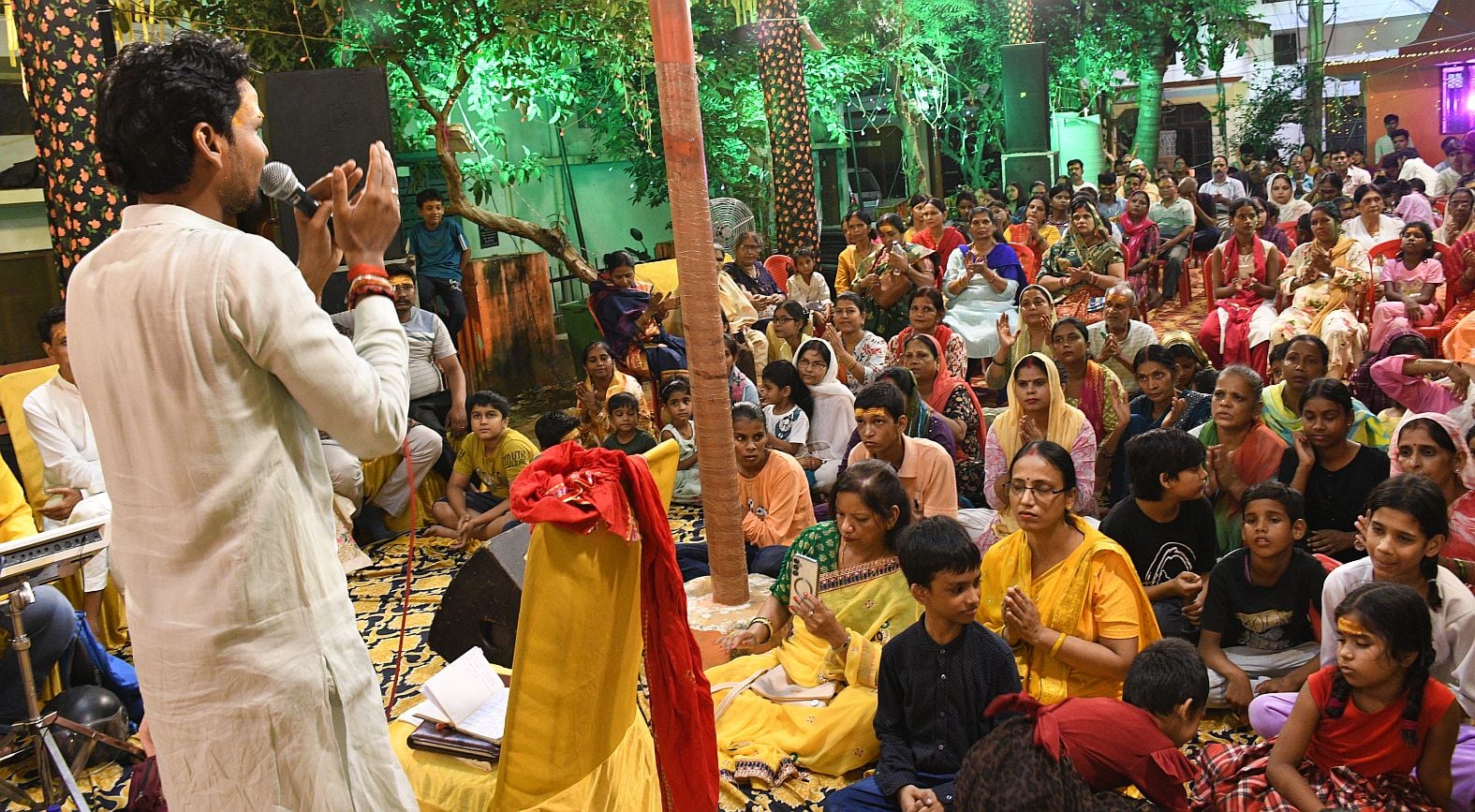 गजानन के दरबार में उमड़े श्रद्धालु, पंडालों में लगी भक्तों की कतार गजानन के दरबार में उमड़े श्रद्धालु, पंडालों में लगी भक्तों की कतार