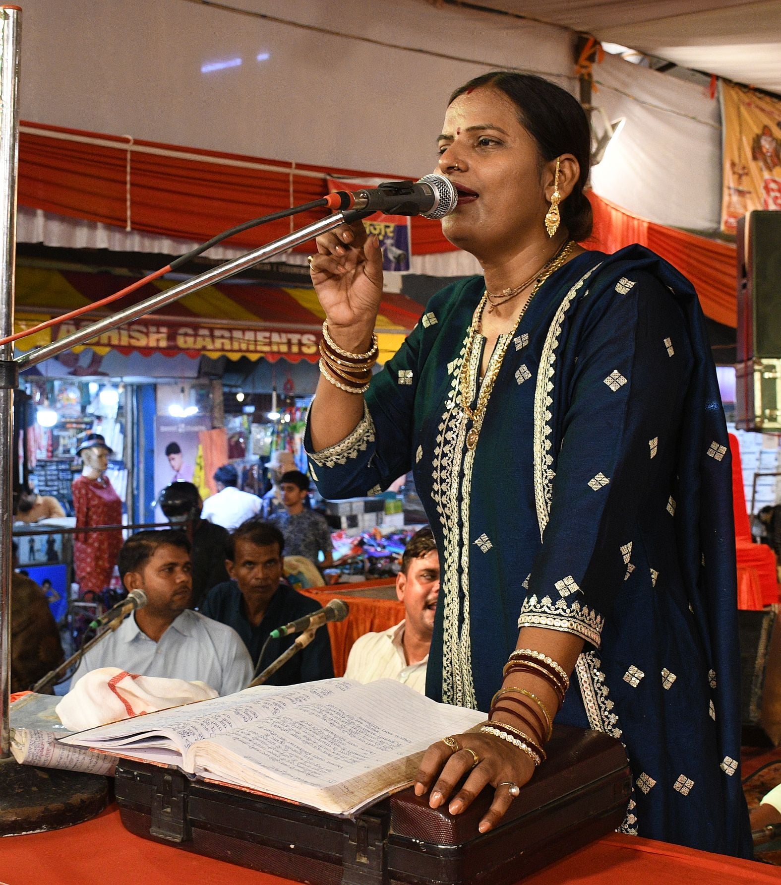 गजानन के दरबार में उमड़े श्रद्धालु, पंडालों में लगी भक्तों की कतार गजानन के दरबार में उमड़े श्रद्धालु, पंडालों में लगी भक्तों की कतार