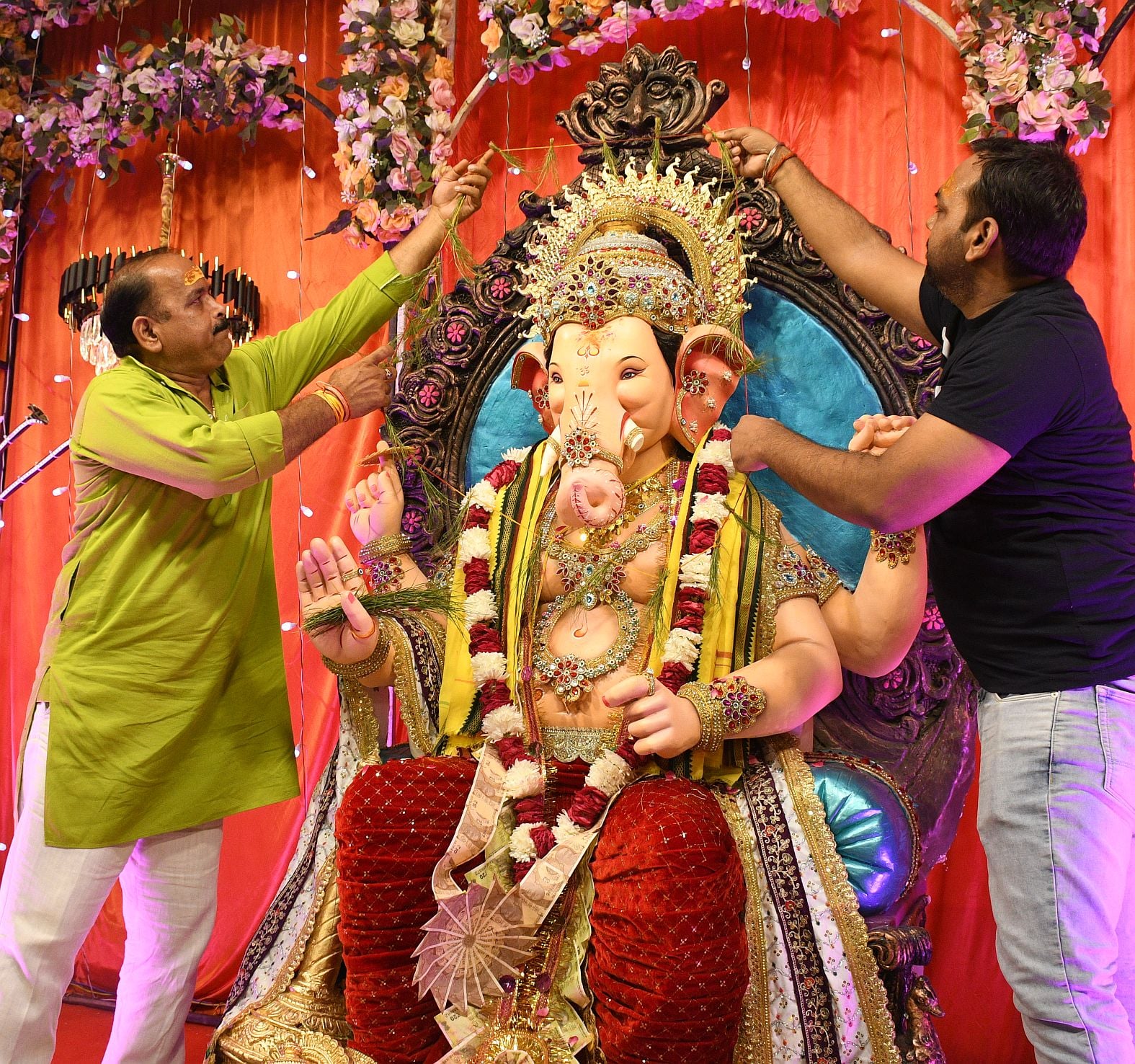 गजानन के दरबार में उमड़े श्रद्धालु, पंडालों में लगी भक्तों की कतार गजानन के दरबार में उमड़े श्रद्धालु, पंडालों में लगी भक्तों की कतार