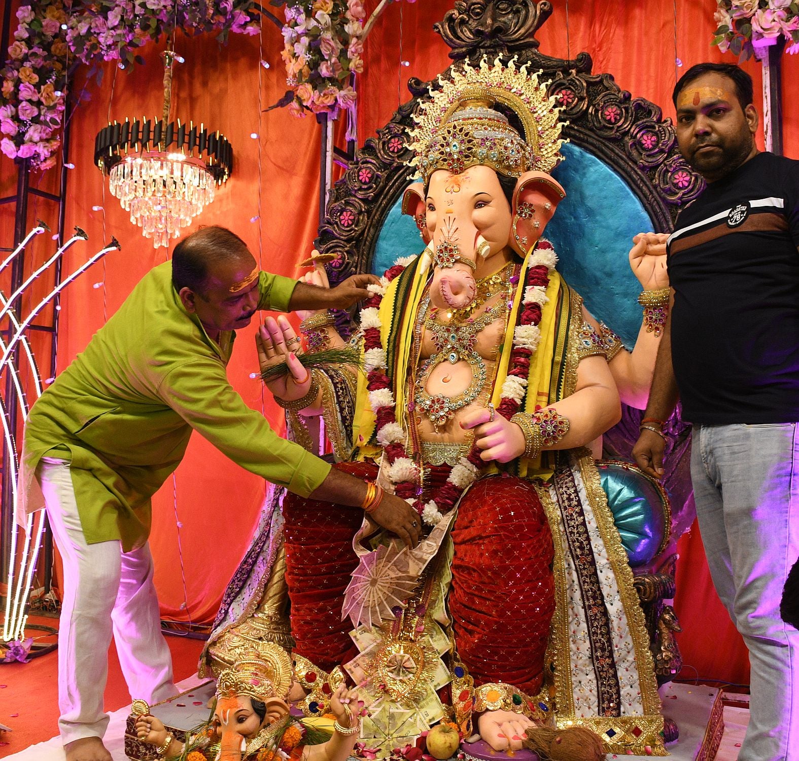 गजानन के दरबार में उमड़े श्रद्धालु, पंडालों में लगी भक्तों की कतार गजानन के दरबार में उमड़े श्रद्धालु, पंडालों में लगी भक्तों की कतार
