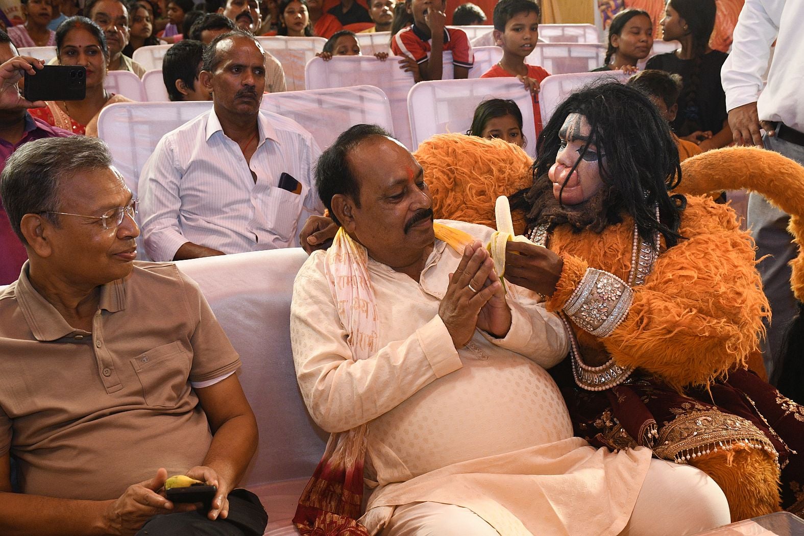 गजानन के दरबार में उमड़े श्रद्धालु, पंडालों में लगी भक्तों की कतार गजानन के दरबार में उमड़े श्रद्धालु, पंडालों में लगी भक्तों की कतार