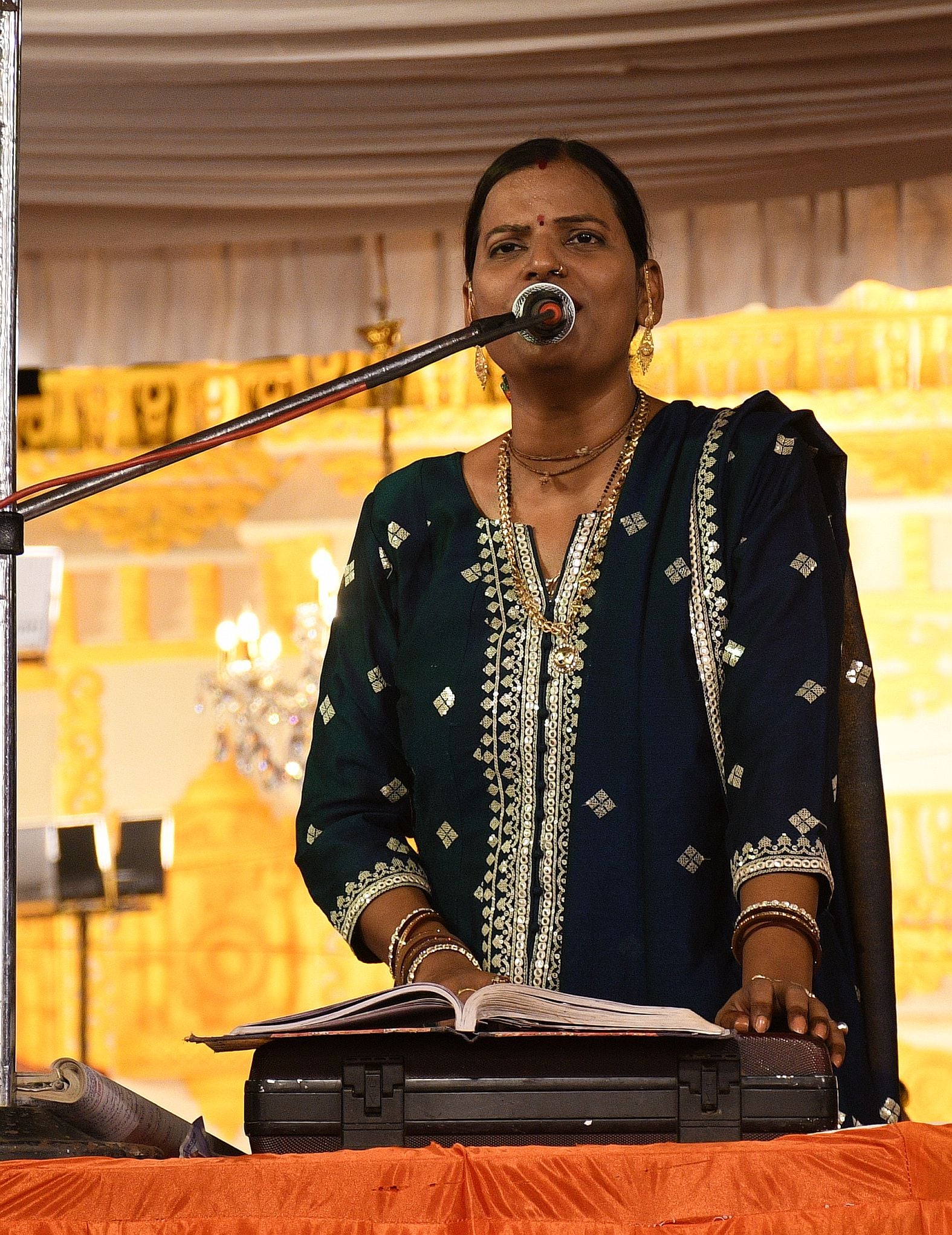 गजानन के दरबार में उमड़े श्रद्धालु, पंडालों में लगी भक्तों की कतार गजानन के दरबार में उमड़े श्रद्धालु, पंडालों में लगी भक्तों की कतार