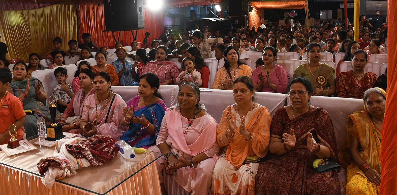 गजानन के दरबार में उमड़े श्रद्धालु, पंडालों में लगी भक्तों की कतार गजानन के दरबार में उमड़े श्रद्धालु, पंडालों में लगी भक्तों की कतार