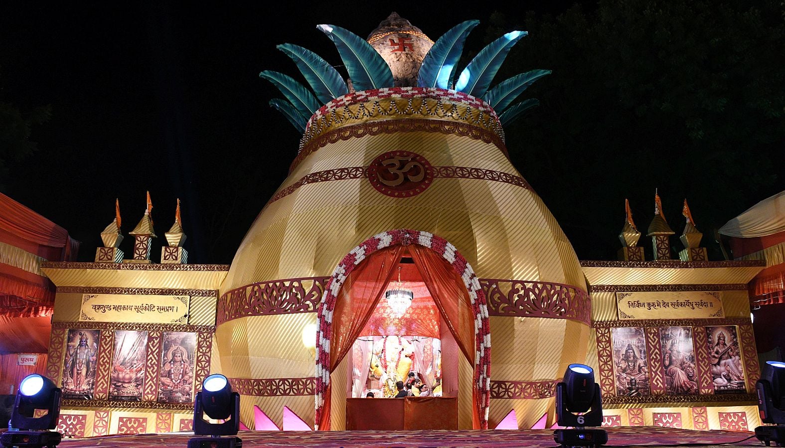 गजानन के दरबार में उमड़े श्रद्धालु, पंडालों में लगी भक्तों की कतार गजानन के दरबार में उमड़े श्रद्धालु, पंडालों में लगी भक्तों की कतार