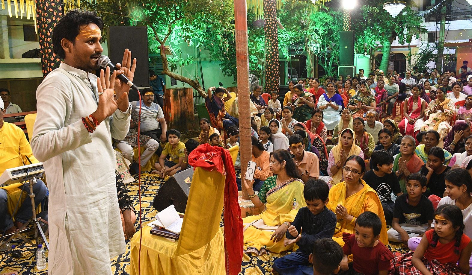 गजानन के दरबार में उमड़े श्रद्धालु, पंडालों में लगी भक्तों की कतार गजानन के दरबार में उमड़े श्रद्धालु, पंडालों में लगी भक्तों की कतार