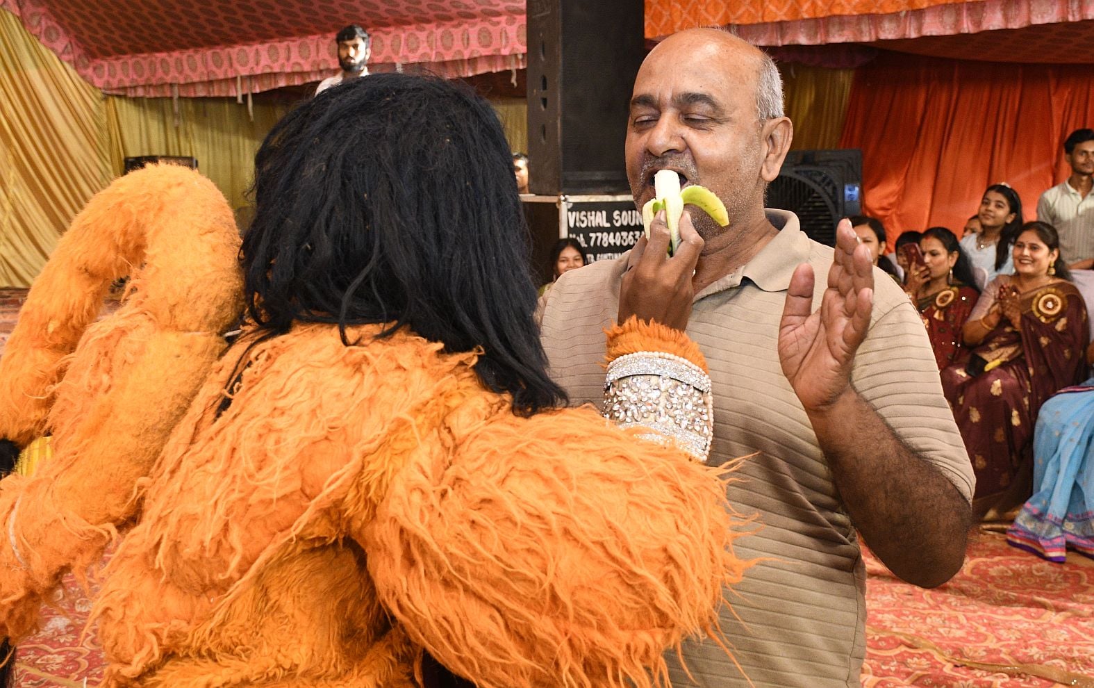 गजानन के दरबार में उमड़े श्रद्धालु, पंडालों में लगी भक्तों की कतार गजानन के दरबार में उमड़े श्रद्धालु, पंडालों में लगी भक्तों की कतार