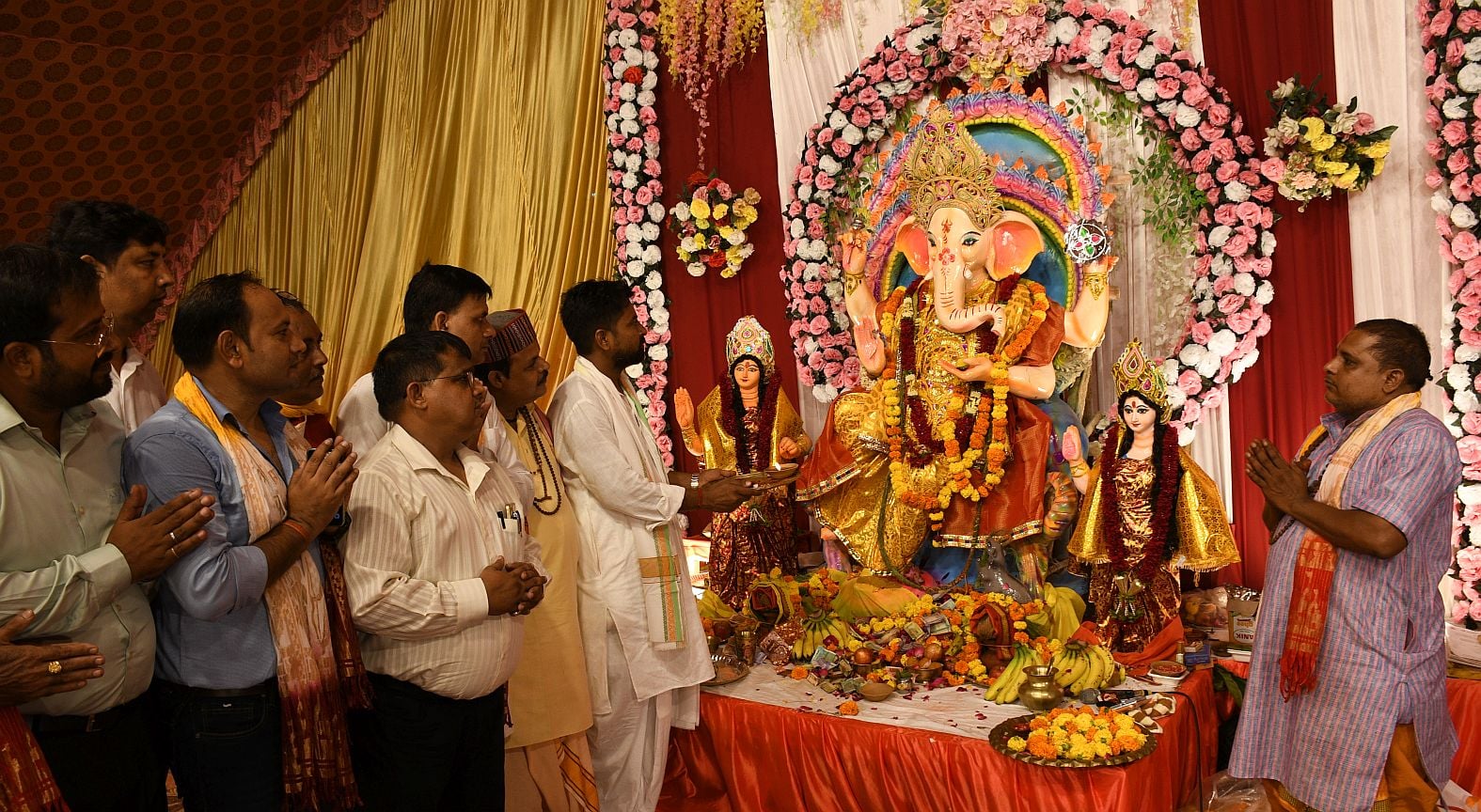 गजानन के दरबार में उमड़े श्रद्धालु, पंडालों में लगी भक्तों की कतार गजानन के दरबार में उमड़े श्रद्धालु, पंडालों में लगी भक्तों की कतार