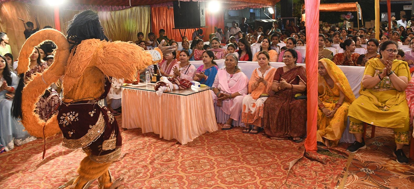 गजानन के दरबार में उमड़े श्रद्धालु, पंडालों में लगी भक्तों की कतार गजानन के दरबार में उमड़े श्रद्धालु, पंडालों में लगी भक्तों की कतार