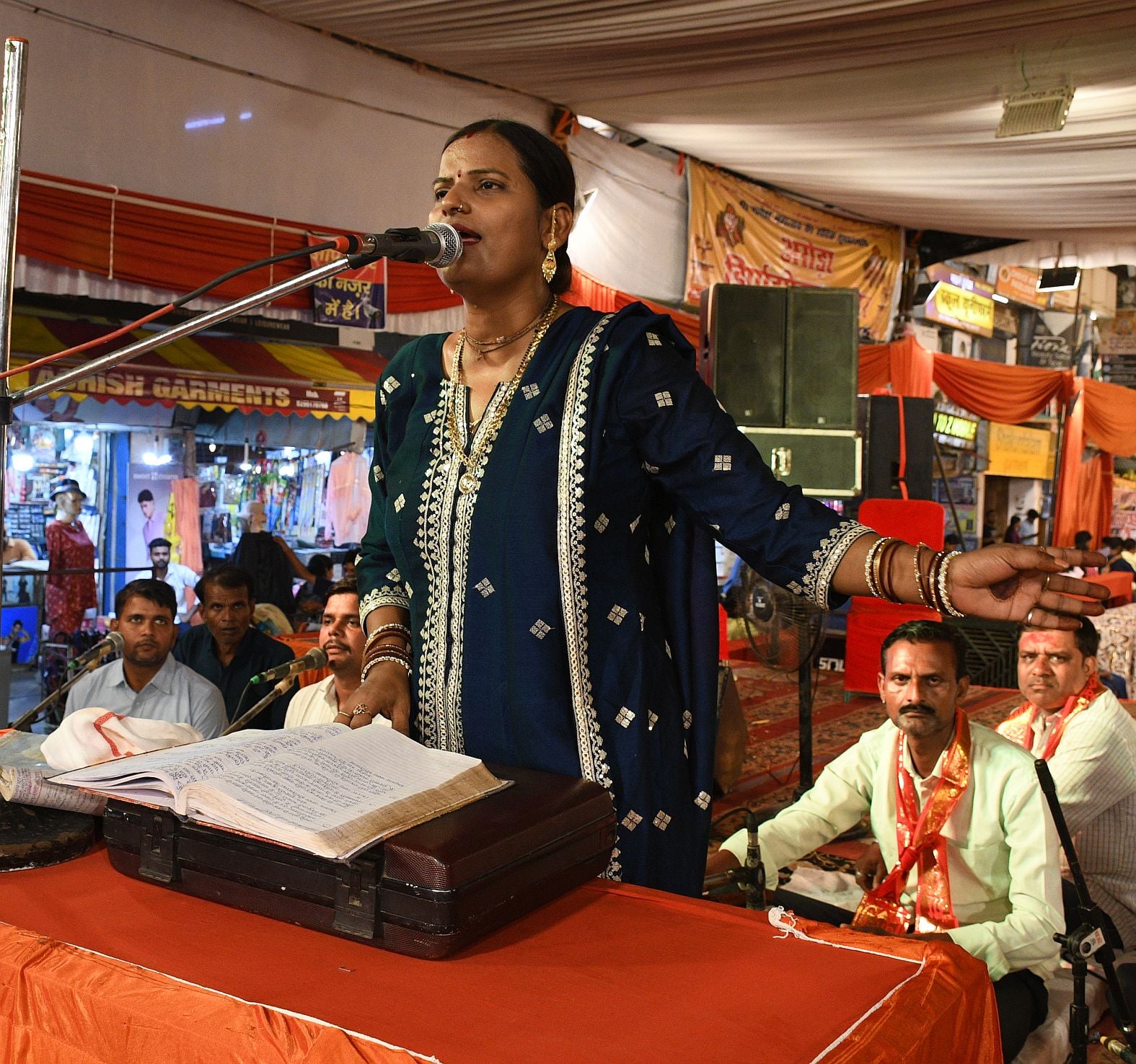गजानन के दरबार में उमड़े श्रद्धालु, पंडालों में लगी भक्तों की कतार गजानन के दरबार में उमड़े श्रद्धालु, पंडालों में लगी भक्तों की कतार