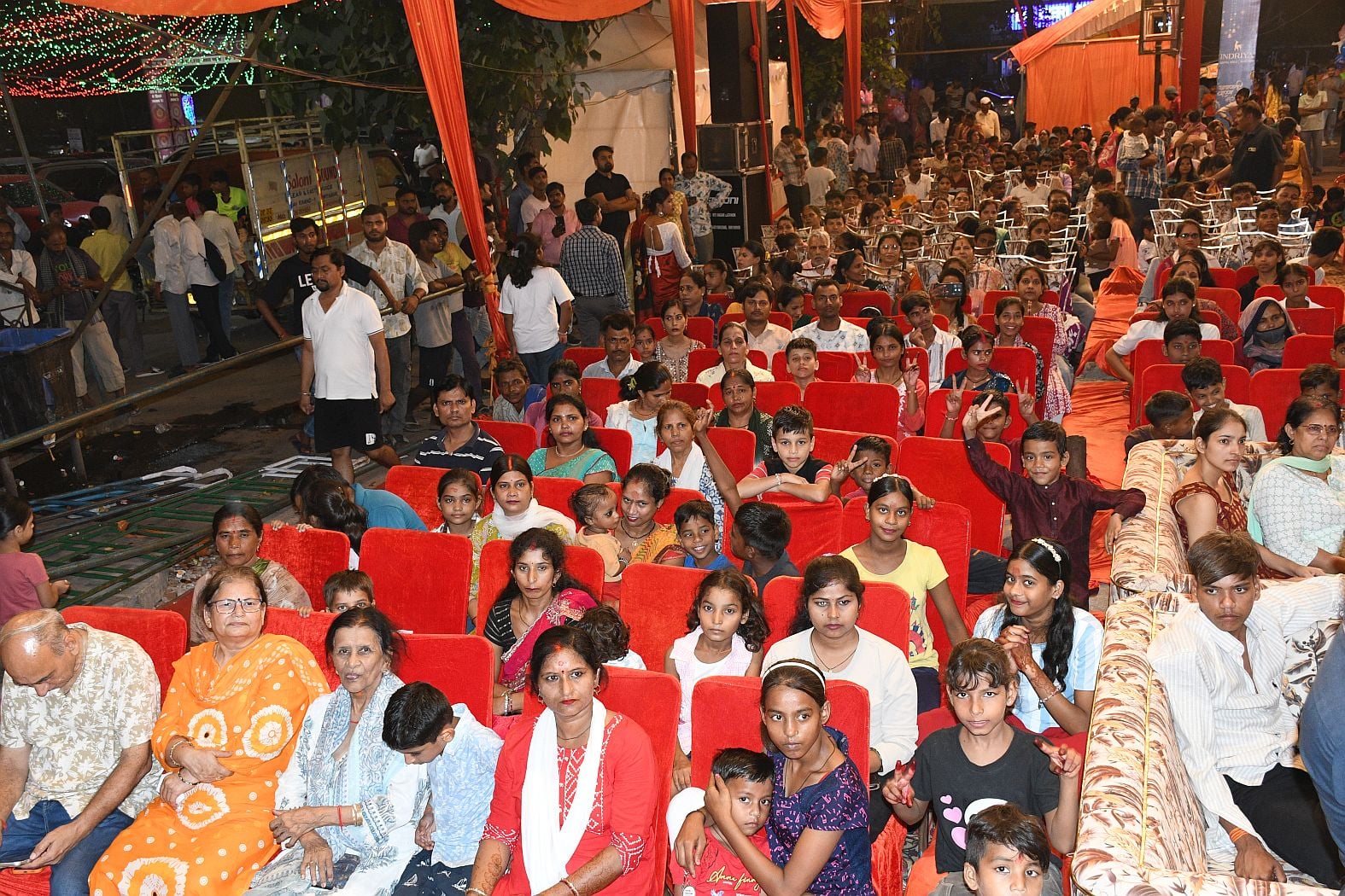गजानन के दरबार में उमड़े श्रद्धालु, पंडालों में लगी भक्तों की कतार