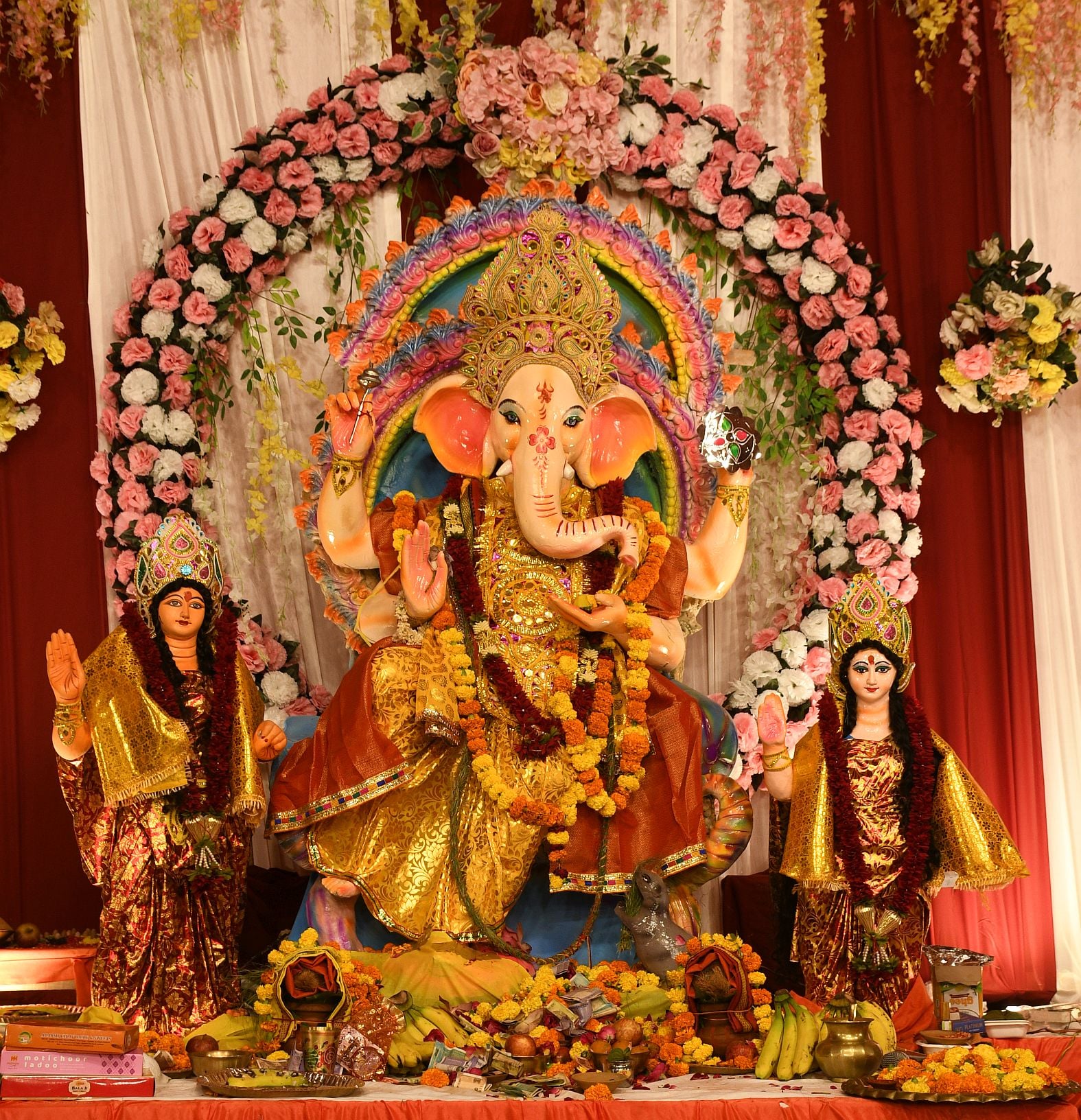 गजानन के दरबार में उमड़े श्रद्धालु, पंडालों में लगी भक्तों की कतार गजानन के दरबार में उमड़े श्रद्धालु, पंडालों में लगी भक्तों की कतार