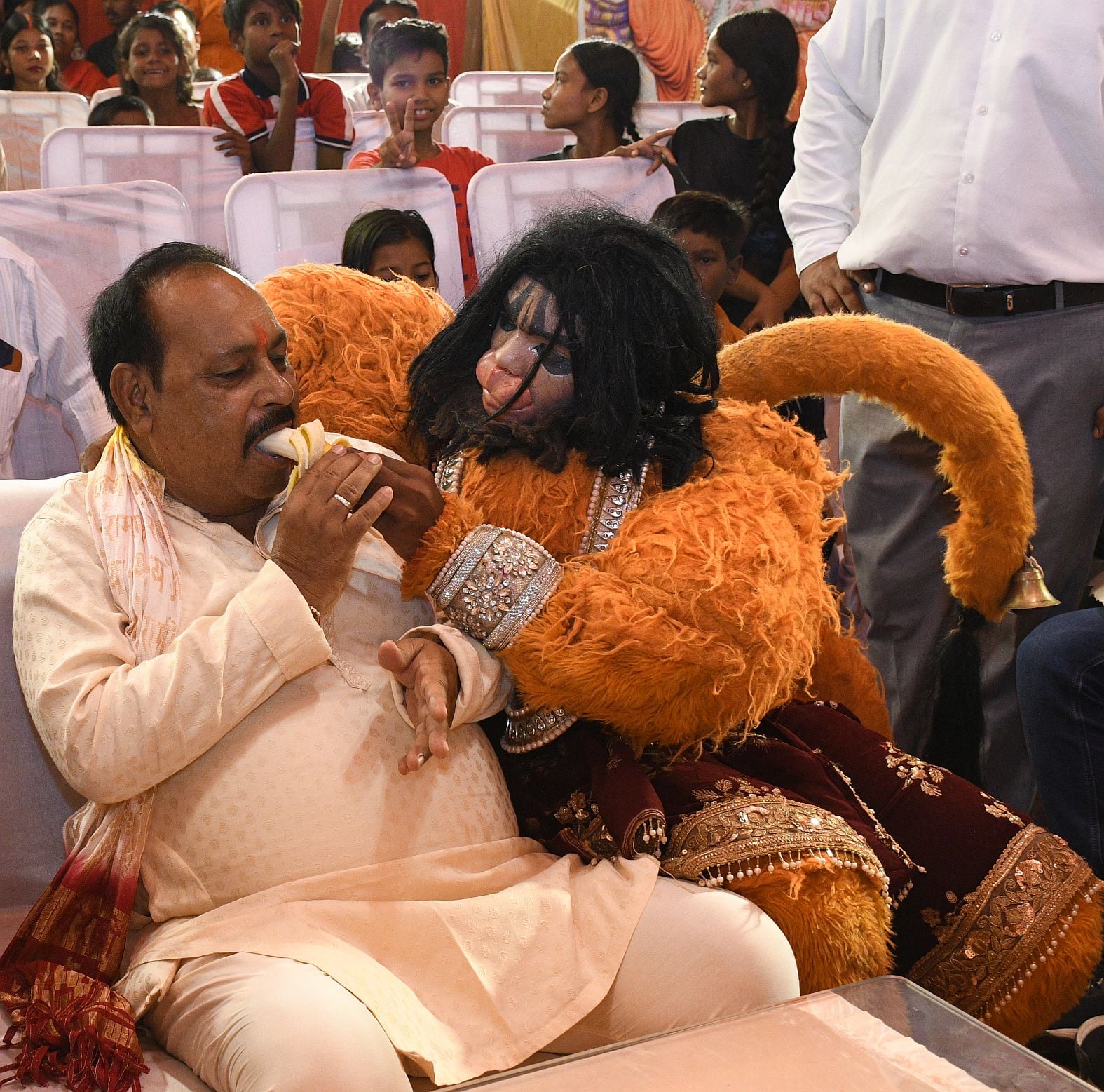 गजानन के दरबार में उमड़े श्रद्धालु, पंडालों में लगी भक्तों की कतार गजानन के दरबार में उमड़े श्रद्धालु, पंडालों में लगी भक्तों की कतार