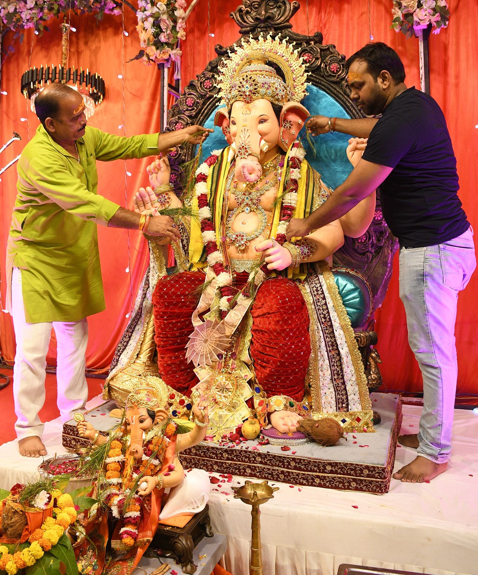 गजानन के दरबार में उमड़े श्रद्धालु, पंडालों में लगी भक्तों की कतार