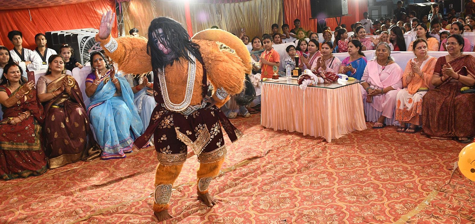 गजानन के दरबार में उमड़े श्रद्धालु, पंडालों में लगी भक्तों की कतार गजानन के दरबार में उमड़े श्रद्धालु, पंडालों में लगी भक्तों की कतार