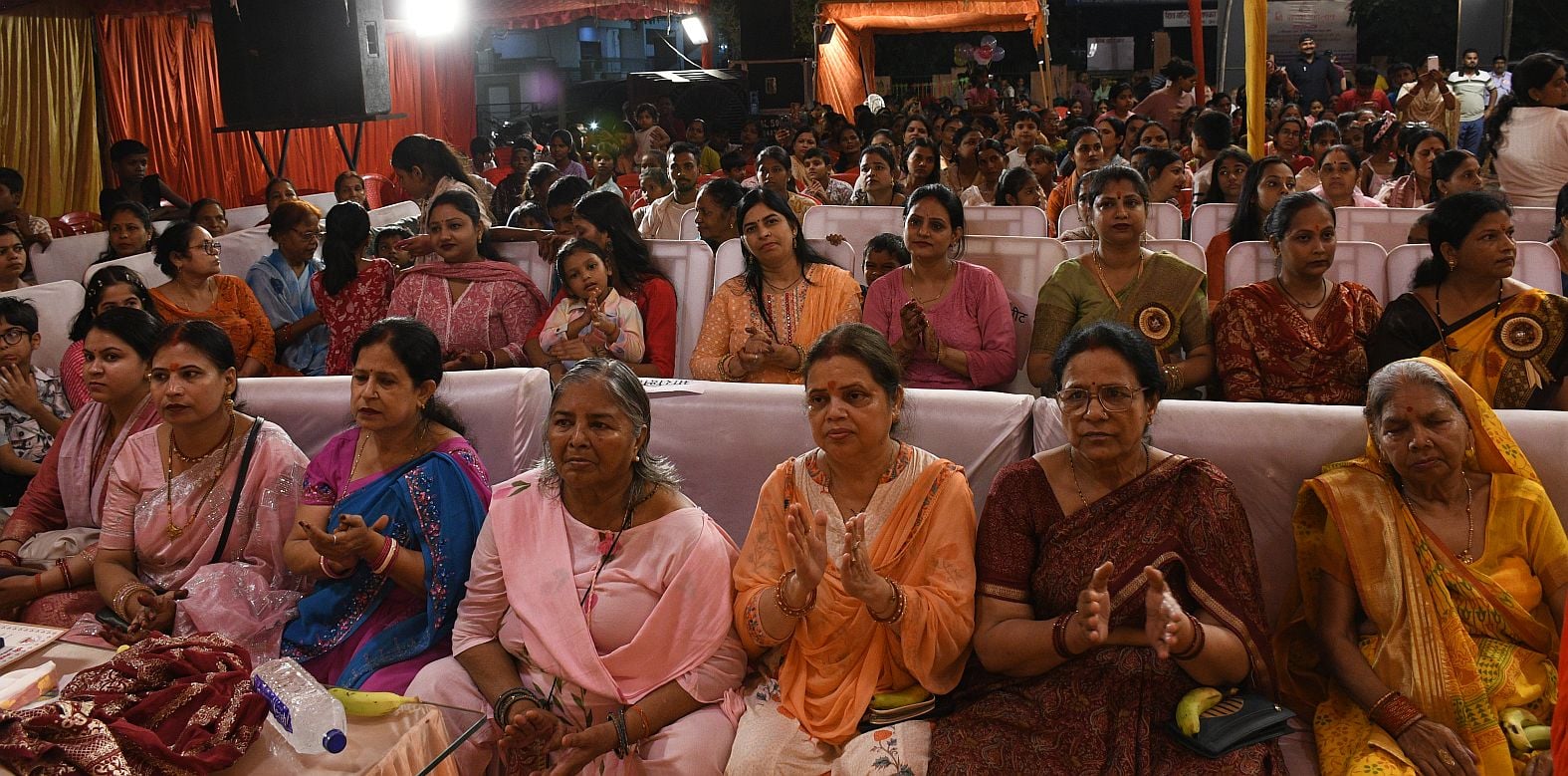 गजानन के दरबार में उमड़े श्रद्धालु, पंडालों में लगी भक्तों की कतार गजानन के दरबार में उमड़े श्रद्धालु, पंडालों में लगी भक्तों की कतार