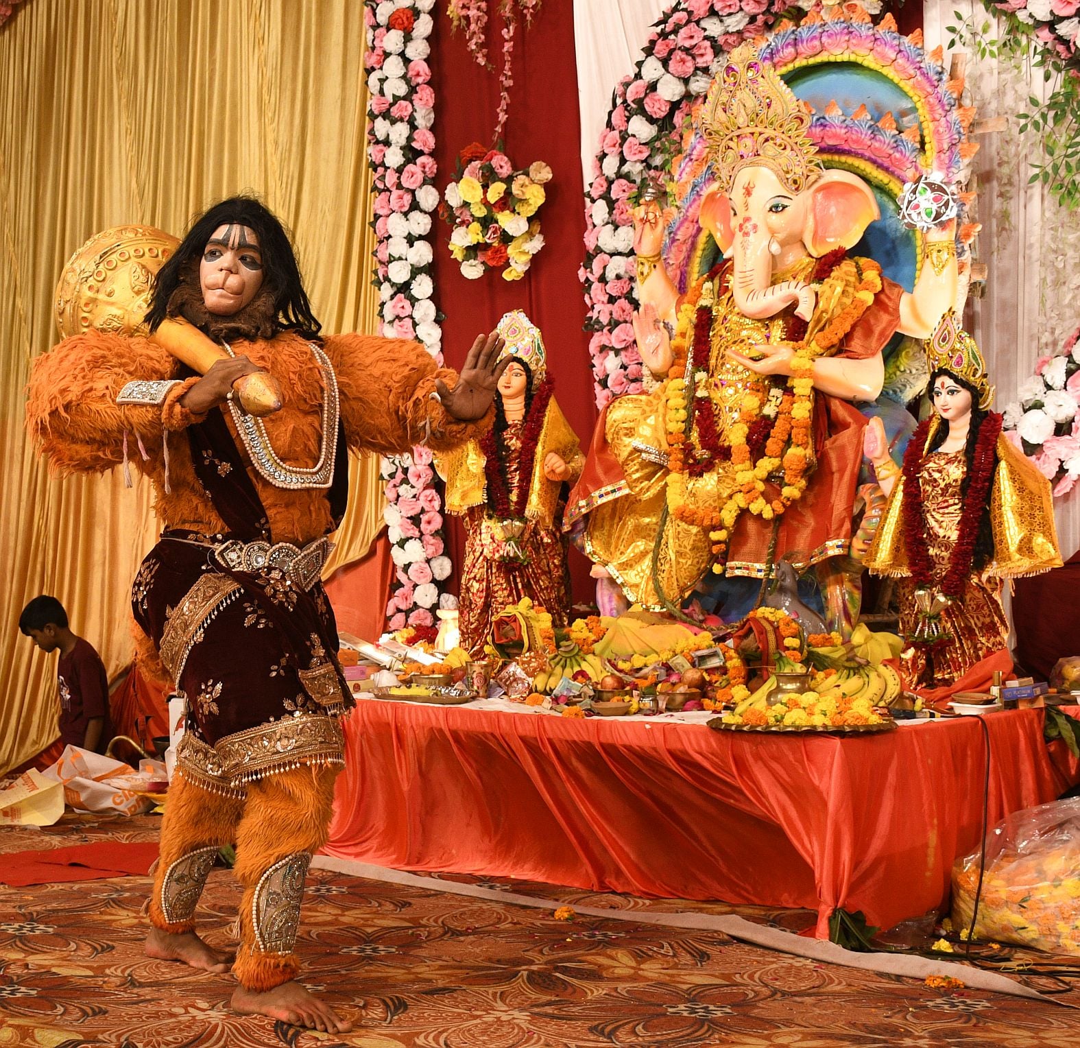 गजानन के दरबार में उमड़े श्रद्धालु, पंडालों में लगी भक्तों की कतार गजानन के दरबार में उमड़े श्रद्धालु, पंडालों में लगी भक्तों की कतार
