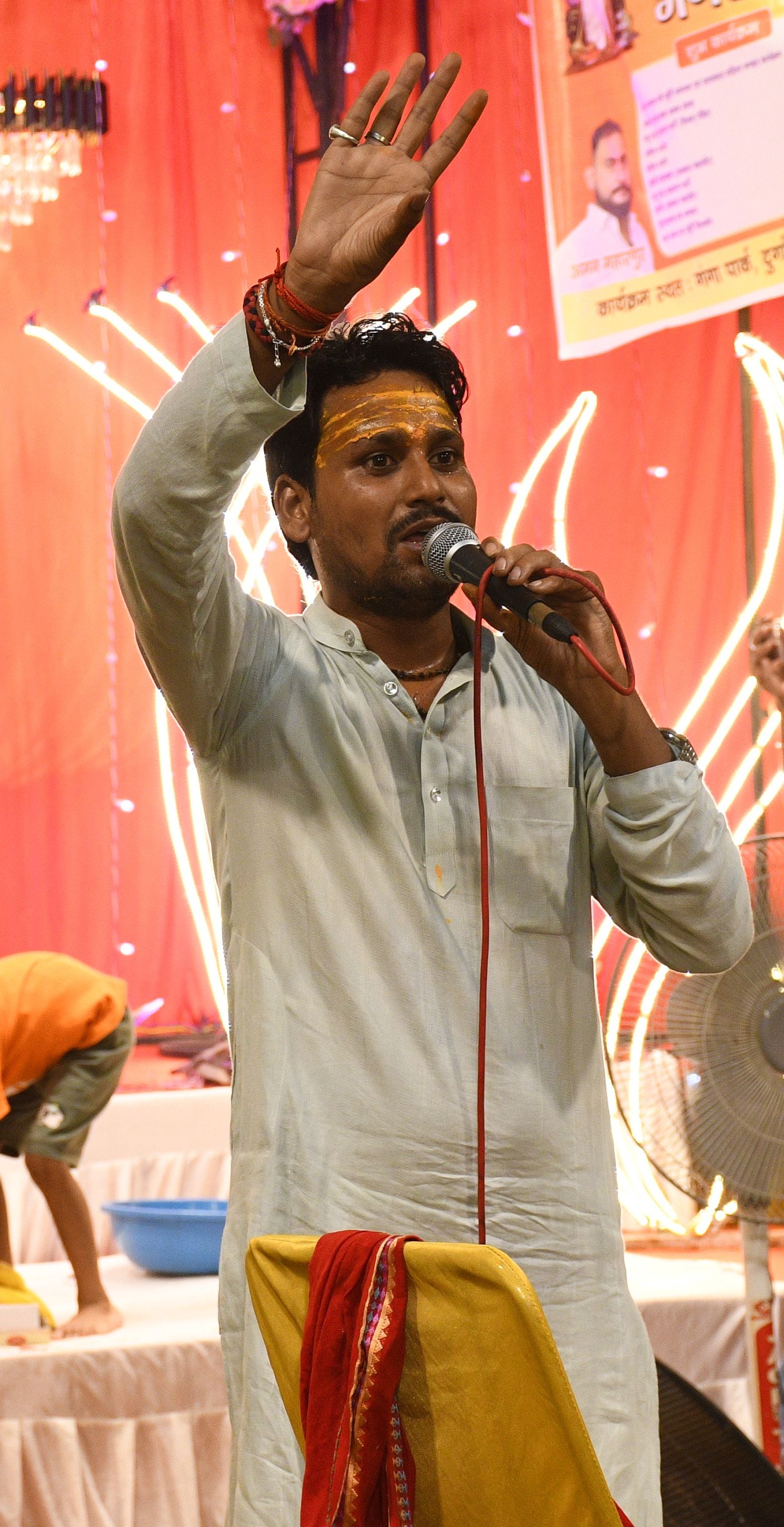 गजानन के दरबार में उमड़े श्रद्धालु, पंडालों में लगी भक्तों की कतार गजानन के दरबार में उमड़े श्रद्धालु, पंडालों में लगी भक्तों की कतार