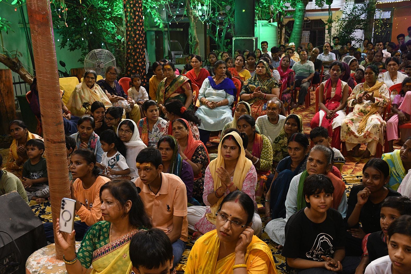 गजानन के दरबार में उमड़े श्रद्धालु, पंडालों में लगी भक्तों की कतार गजानन के दरबार में उमड़े श्रद्धालु, पंडालों में लगी भक्तों की कतार