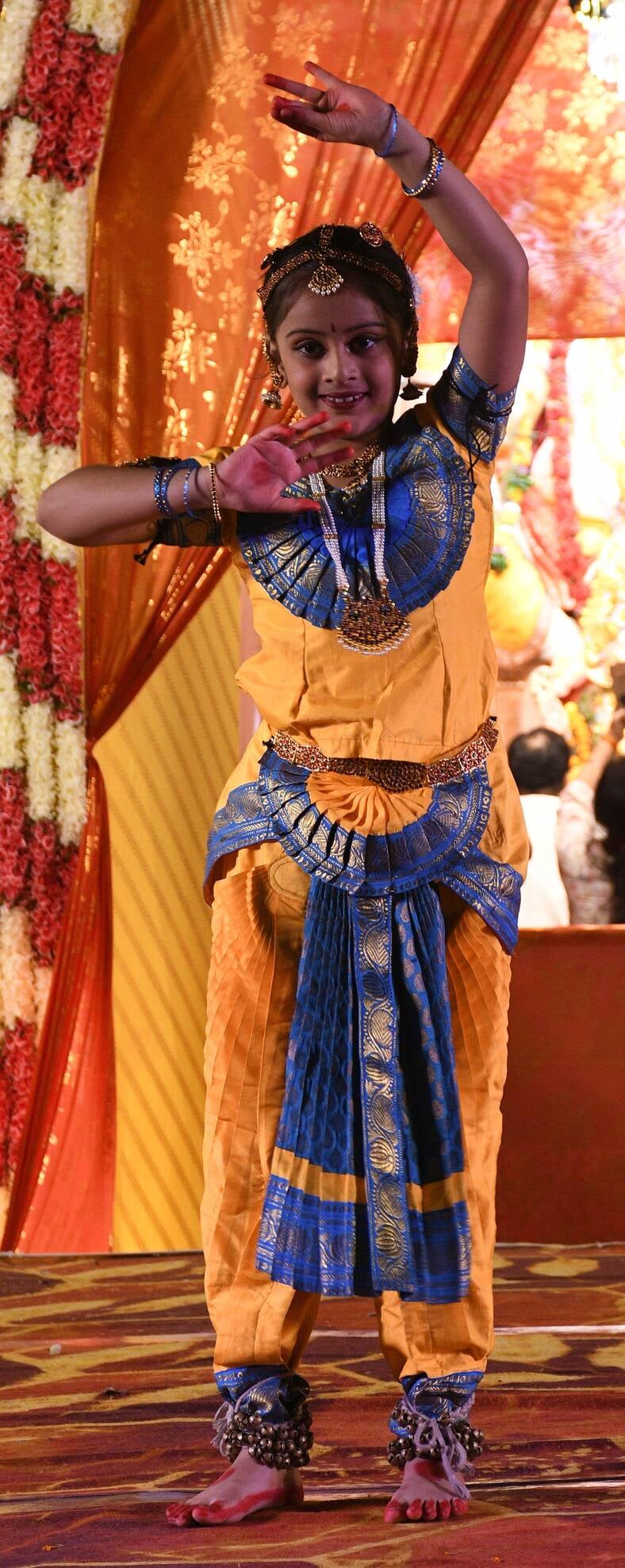 गजानन के दरबार में उमड़े श्रद्धालु, पंडालों में लगी भक्तों की कतार गजानन के दरबार में उमड़े श्रद्धालु, पंडालों में लगी भक्तों की कतार