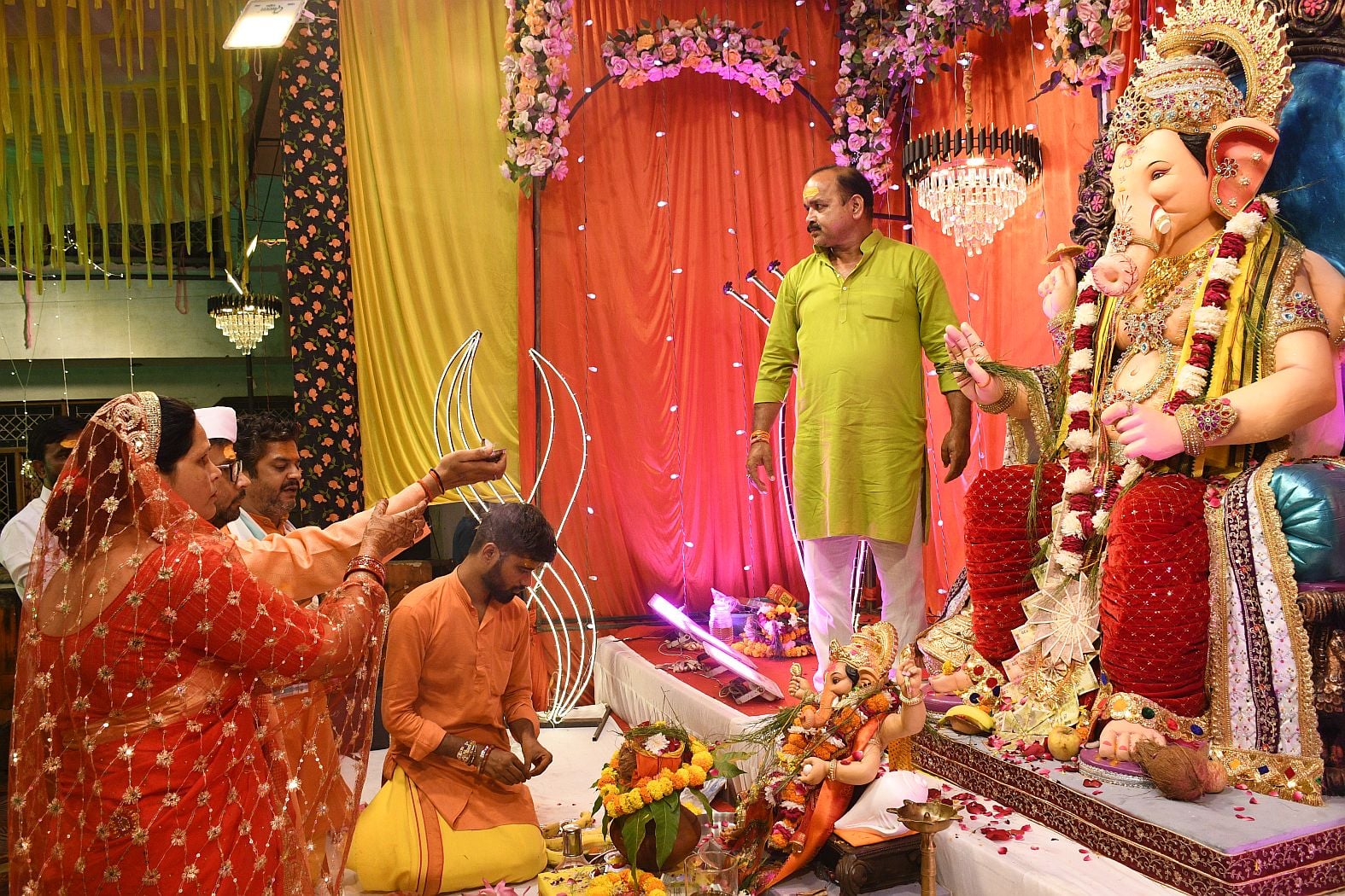 गजानन के दरबार में उमड़े श्रद्धालु, पंडालों में लगी भक्तों की कतार