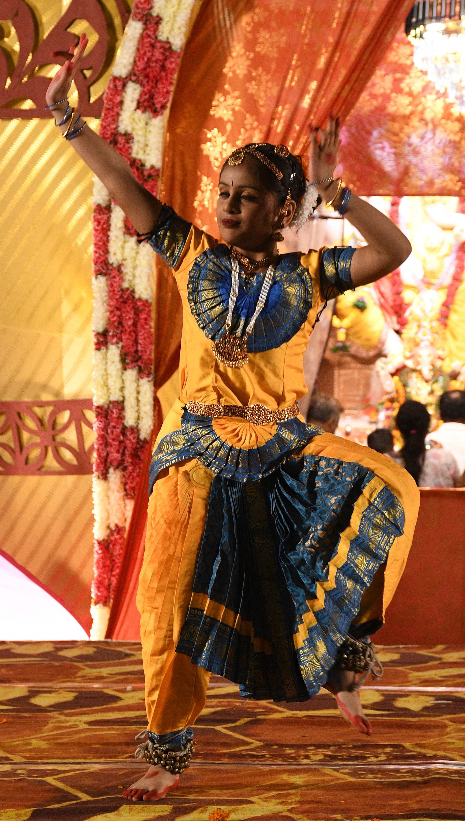 गजानन के दरबार में उमड़े श्रद्धालु, पंडालों में लगी भक्तों की कतार गजानन के दरबार में उमड़े श्रद्धालु, पंडालों में लगी भक्तों की कतार