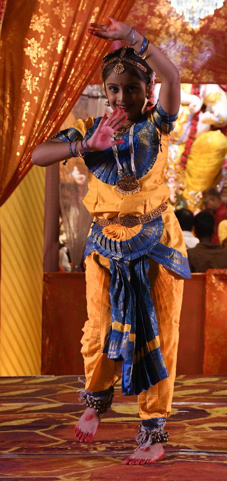 गजानन के दरबार में उमड़े श्रद्धालु, पंडालों में लगी भक्तों की कतार गजानन के दरबार में उमड़े श्रद्धालु, पंडालों में लगी भक्तों की कतार