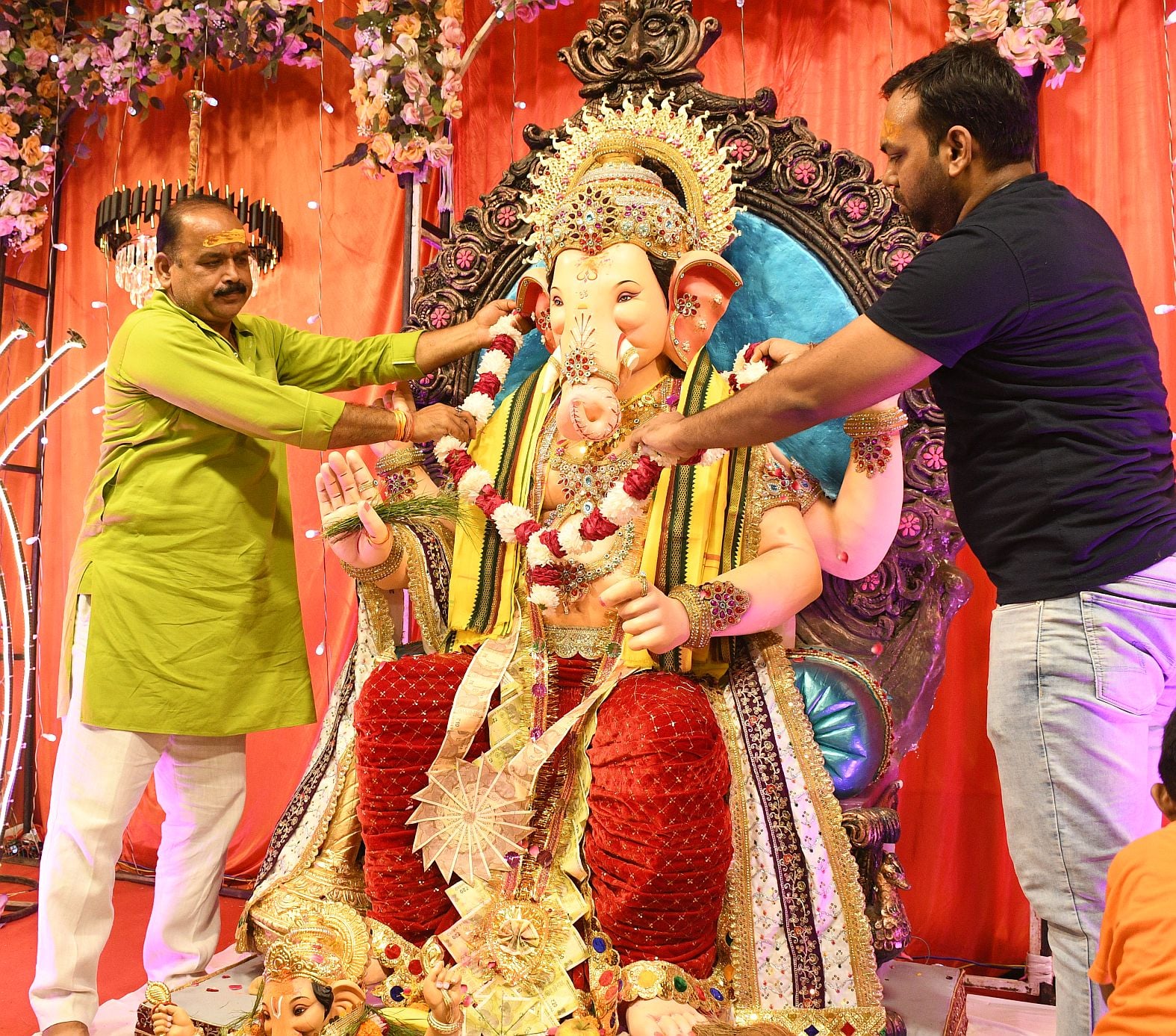 गजानन के दरबार में उमड़े श्रद्धालु, पंडालों में लगी भक्तों की कतार गजानन के दरबार में उमड़े श्रद्धालु, पंडालों में लगी भक्तों की कतार