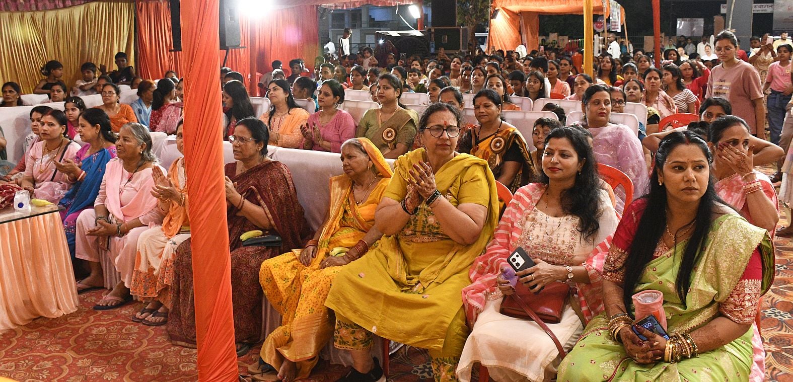 गजानन के दरबार में उमड़े श्रद्धालु, पंडालों में लगी भक्तों की कतार गजानन के दरबार में उमड़े श्रद्धालु, पंडालों में लगी भक्तों की कतार