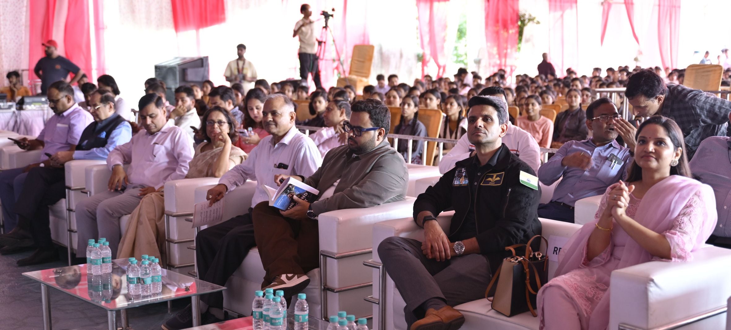 गोमती पुस्तक महोत्सव में अंतरिक्ष यात्री शुभांशु शुक्ला के कार्यक्रम में मौजूद स्कूल के छात्र। गोमती पुस्तक महोत्सव में अंतरिक्ष यात्री शुभांशु शुक्ला के कार्यक्रम में मौजूद स्कूल के छात्र।