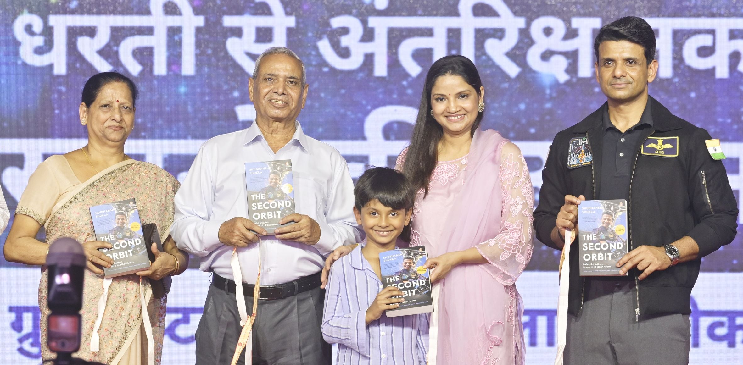 गोमती पुस्तक महोत्सव में अंतरिक्ष यात्री शुभांशु शुक्ला के कार्यक्रम में मौजूद स्कूल के छात्र। गोमती पुस्तक महोत्सव में अंतरिक्ष यात्री शुभांशु शुक्ला के कार्यक्रम में मौजूद स्कूल के छात्र।