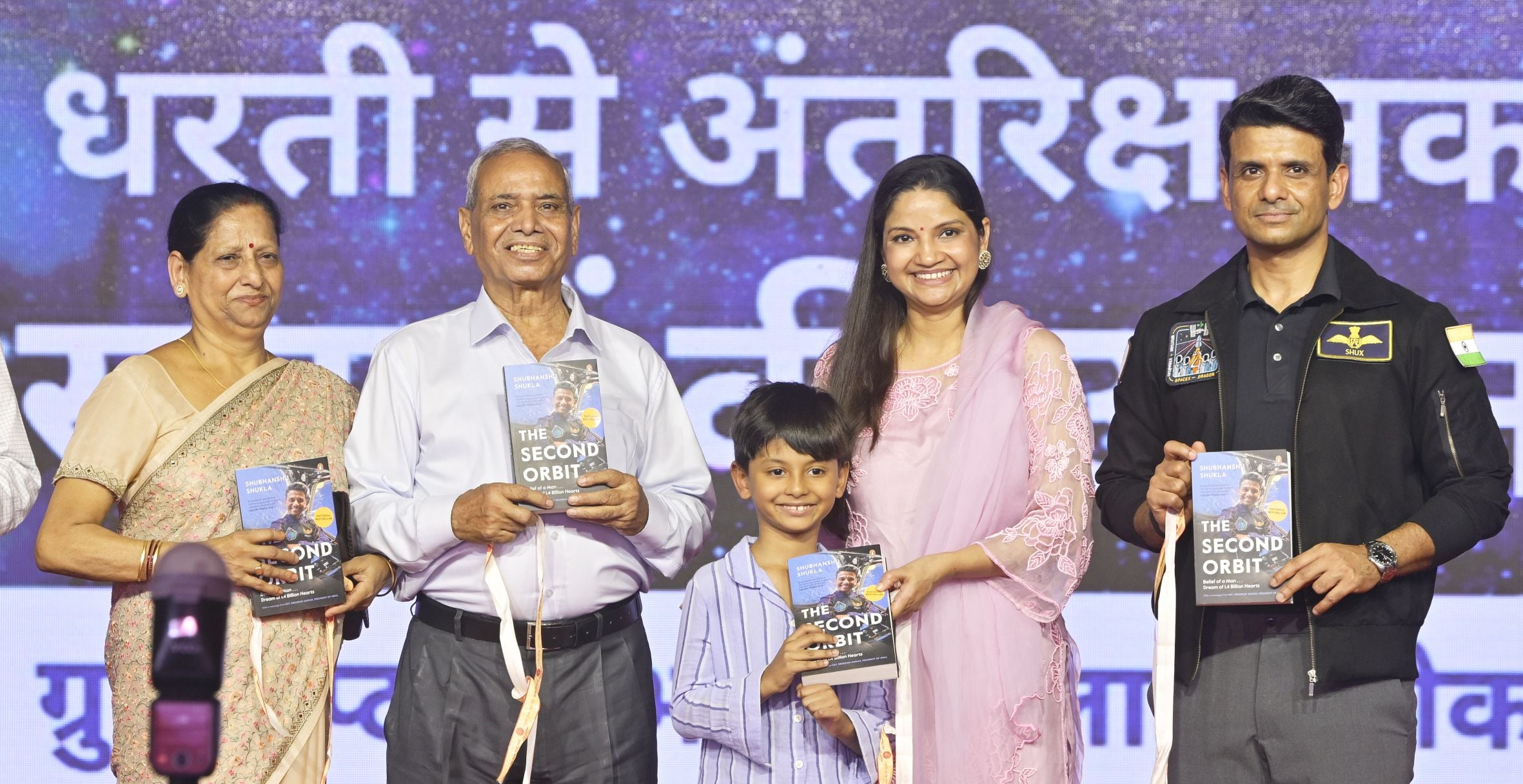 गोमती पुस्तक महोत्सव में अंतरिक्ष यात्री शुभांशु शुक्ला के कार्यक्रम में मौजूद स्कूल के छात्र। गोमती पुस्तक महोत्सव में अंतरिक्ष यात्री शुभांशु शुक्ला के कार्यक्रम में मौजूद स्कूल के छात्र।