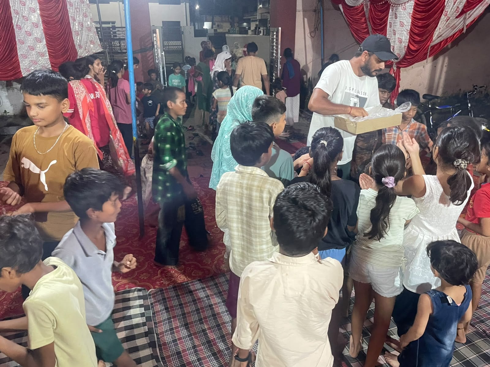 गणेश पंडाल में आरती करते श्रद्धालु। संवाद