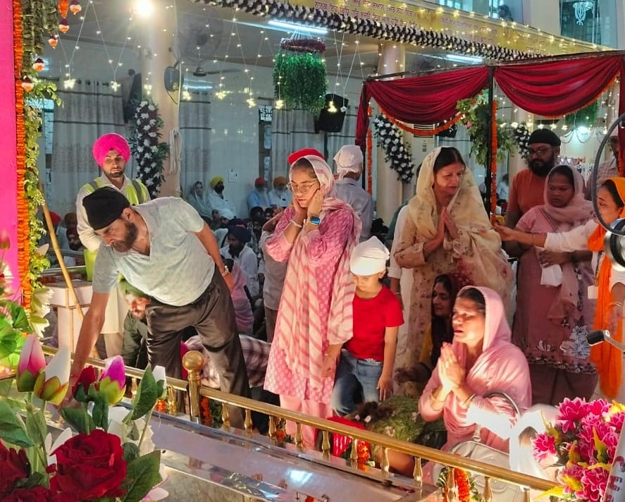 गुरुद्वारा कुटिया साहिब में सबद कीर्तन करता रागी जत्था। संवाद