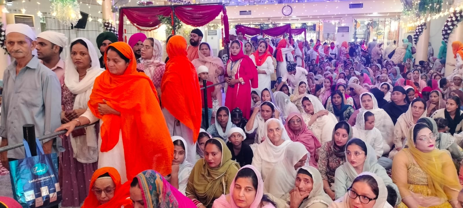 गुरुद्वारा कुटिया साहिब में सबद कीर्तन करता रागी जत्था। संवाद